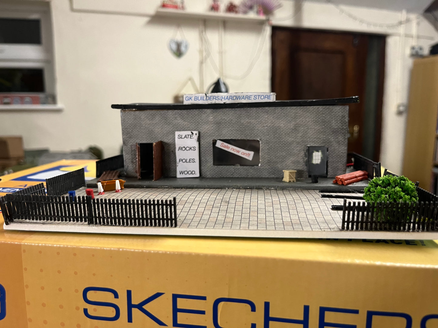 Manufacturer unknown (N gauge) Hardware store and car park with lights