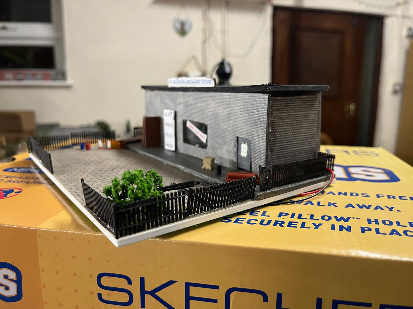 Manufacturer unknown (N gauge) Hardware store and car park with lights