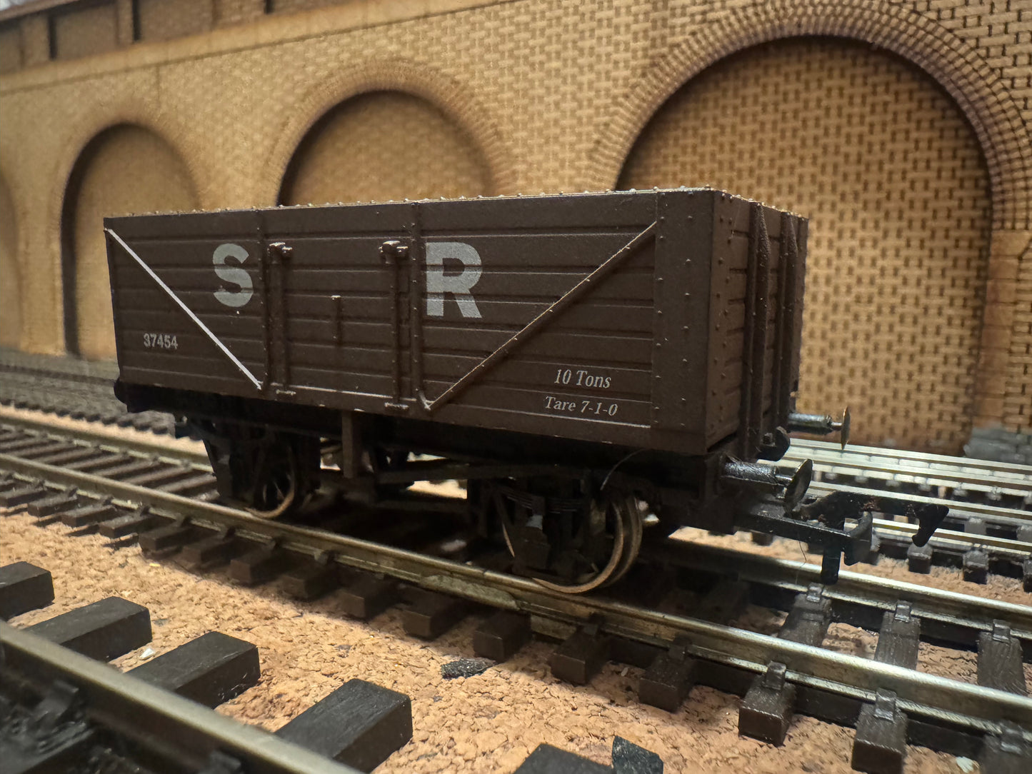Dapol 4F-071-015 (OO) Southern Railway 10T Severn Plank Wagon No.37454 in SR Brown