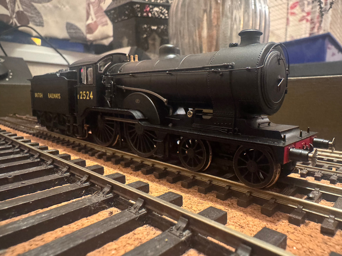 Hornby R3235 (OO) EX GER / LNER D16 ’Super Claud’ No.E2524 in LNER / British Railways change over unlined Black. DCC Ready.