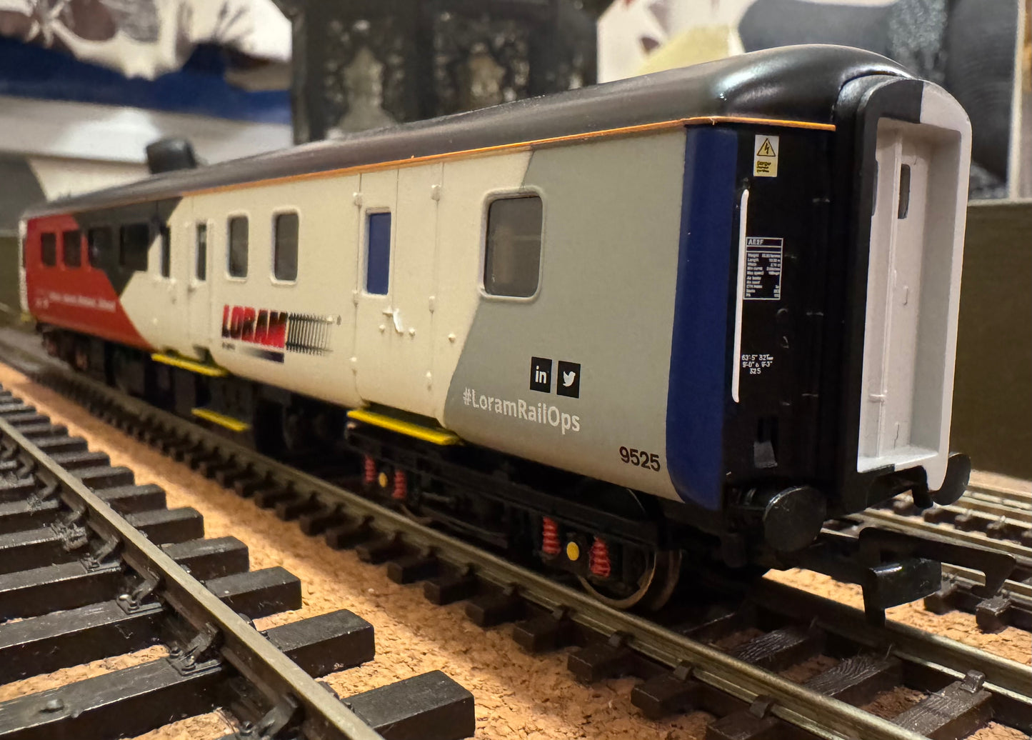 Hornby R40145 (OO) Ex British Rail, Mk2F Brake Second Open No.9525 in LORAM UK Livery.