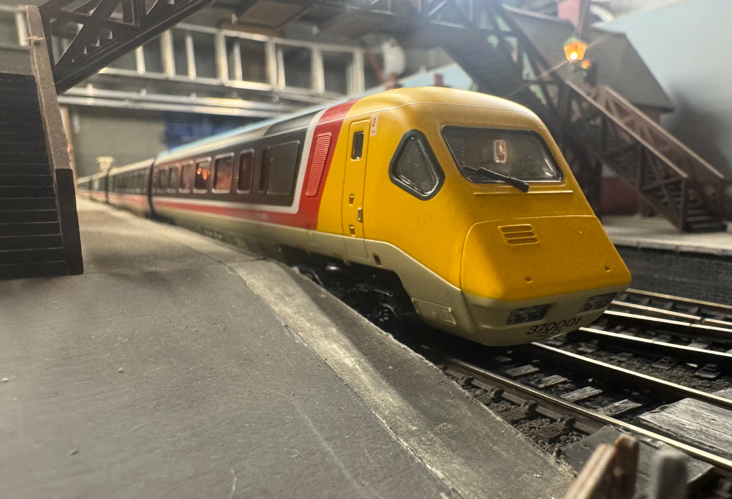 Hornby 30104 (OO) British Rail Class 370, Advanced Passenger Train No.370002 in BR Intercity livery, 5 car set. DCC Ready