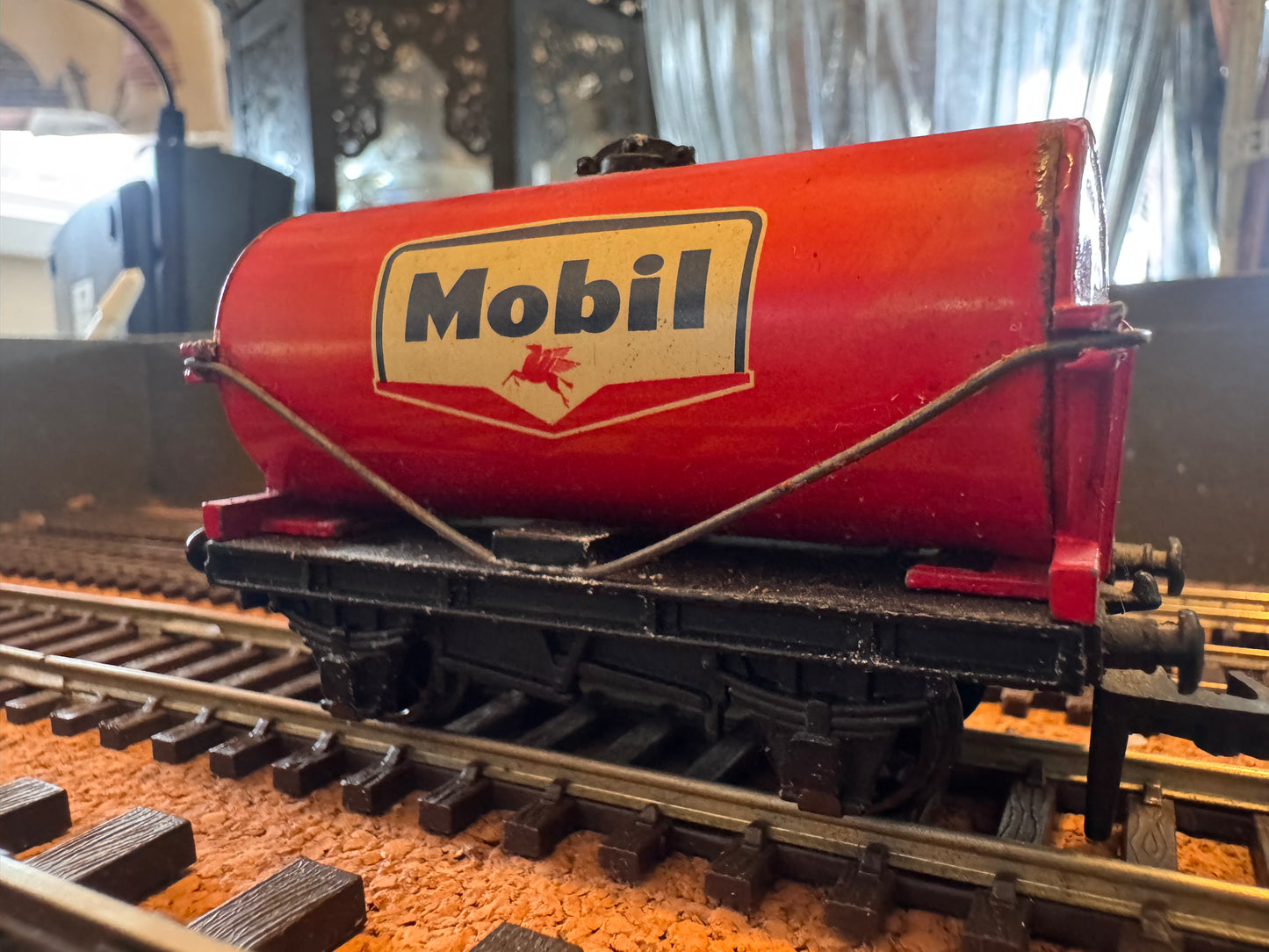 Hornby Dublo 4677 (OO) Mobil 16T Tank Wagon.