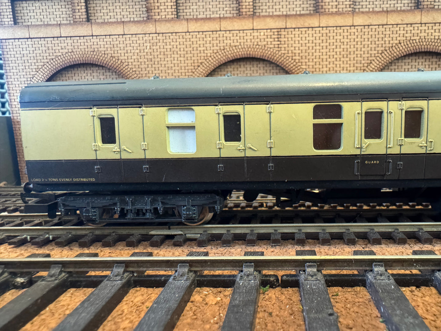 Lima L305333 (OO) British Railways MK1 Brake Second Corridor No.W24528 in BR Western Region Chocolate & Cream
