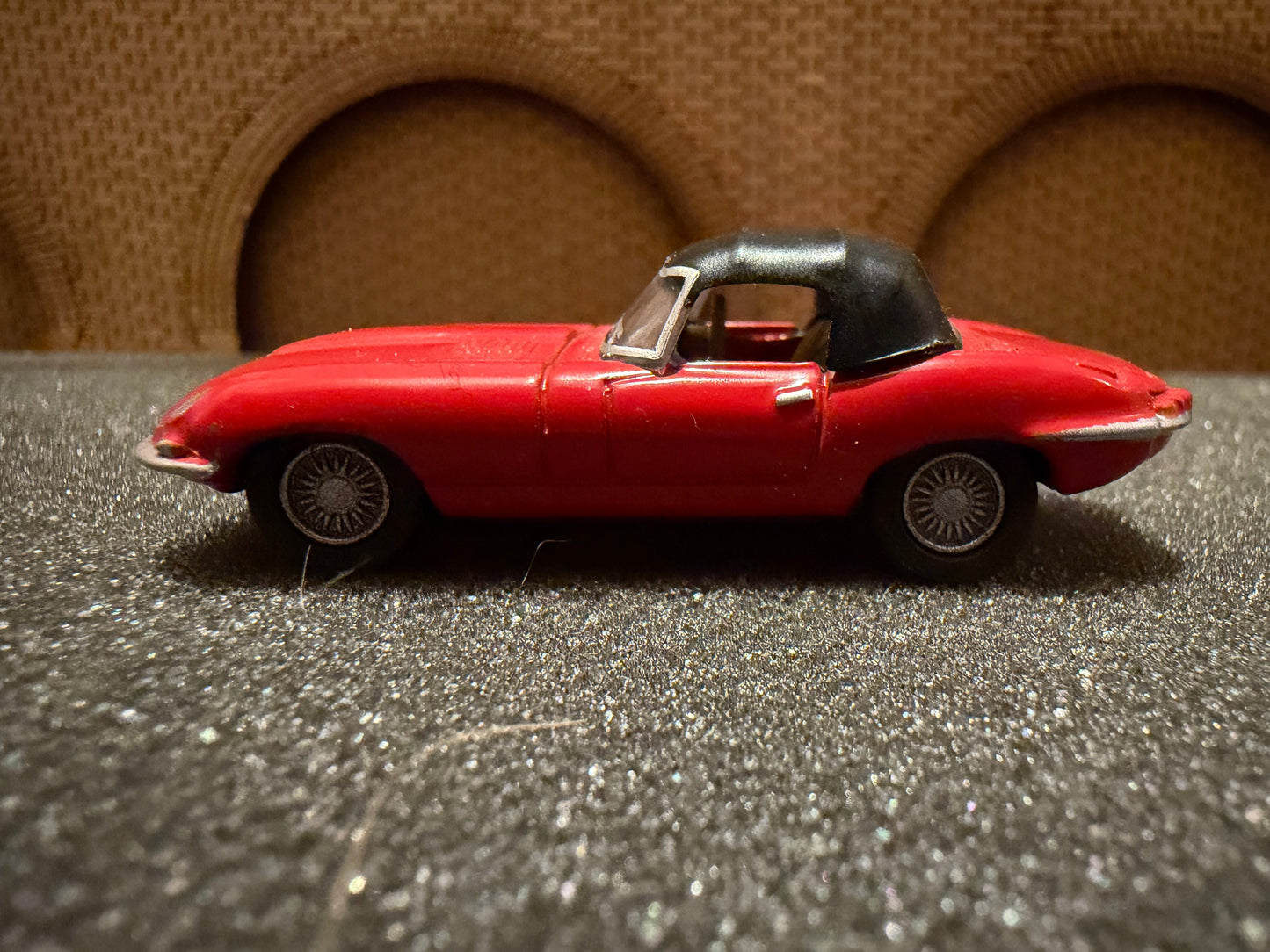 Oxford Diecast 76ETYP011 (1:76 / OO) Jaguar E Type 4.2 Series 1 Roadster in Red. Registration AJM 456A