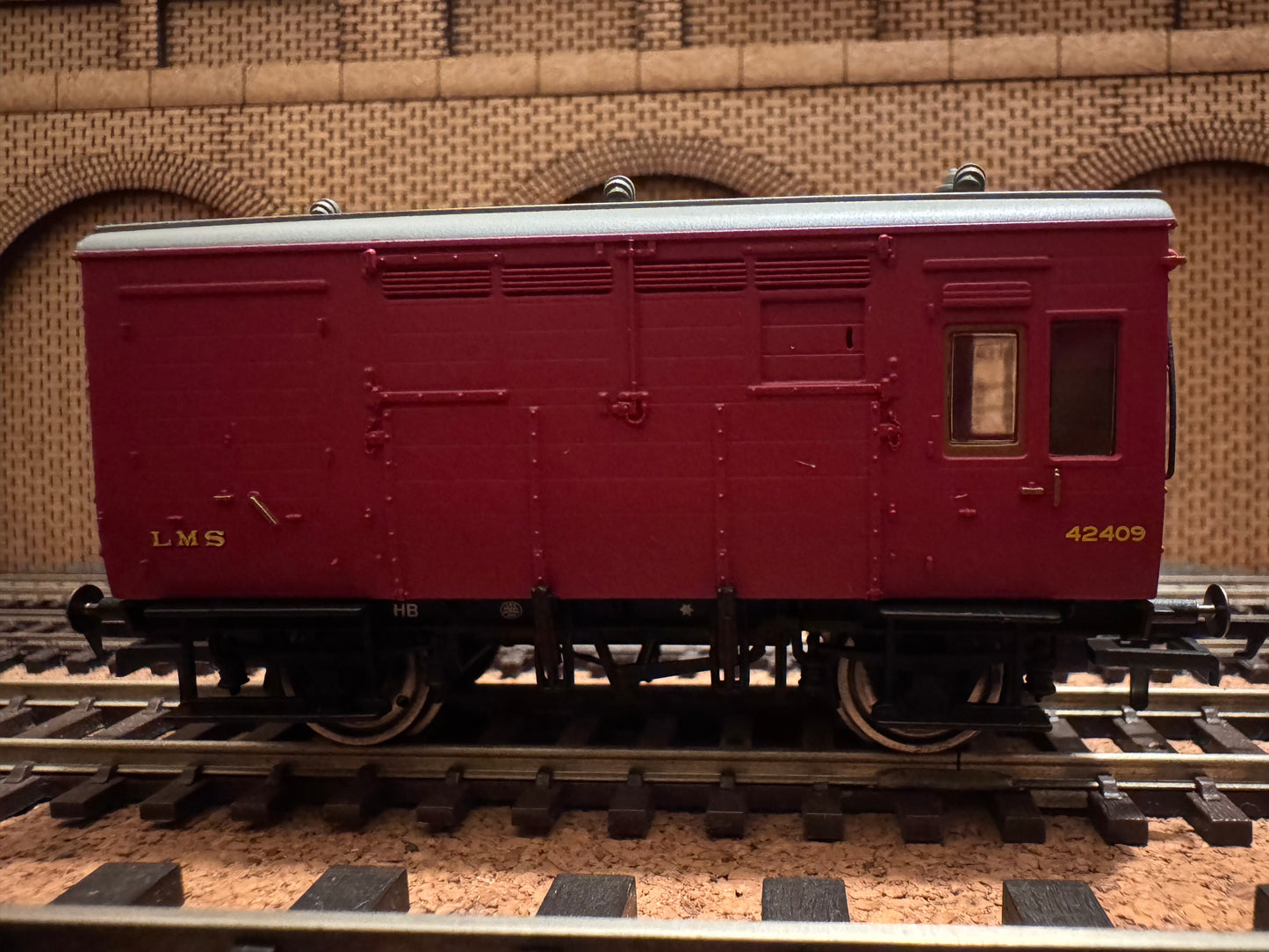 Hornby R6678A (OO) London Midland & Scottish Railway, Horse and Groom Box, No.42409 in LMS Crimson