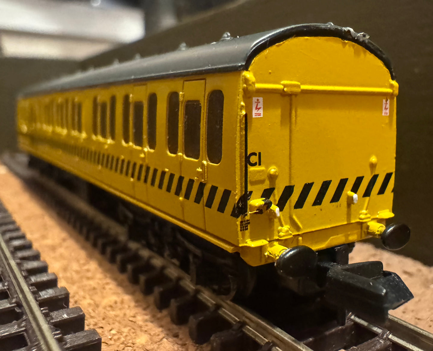 Graham Farish 374-314 (N Gauge) British Railways 57ft MK1 Suburban, Brake Second No.ADB963952 In British Rail Departmental Yellow and Black