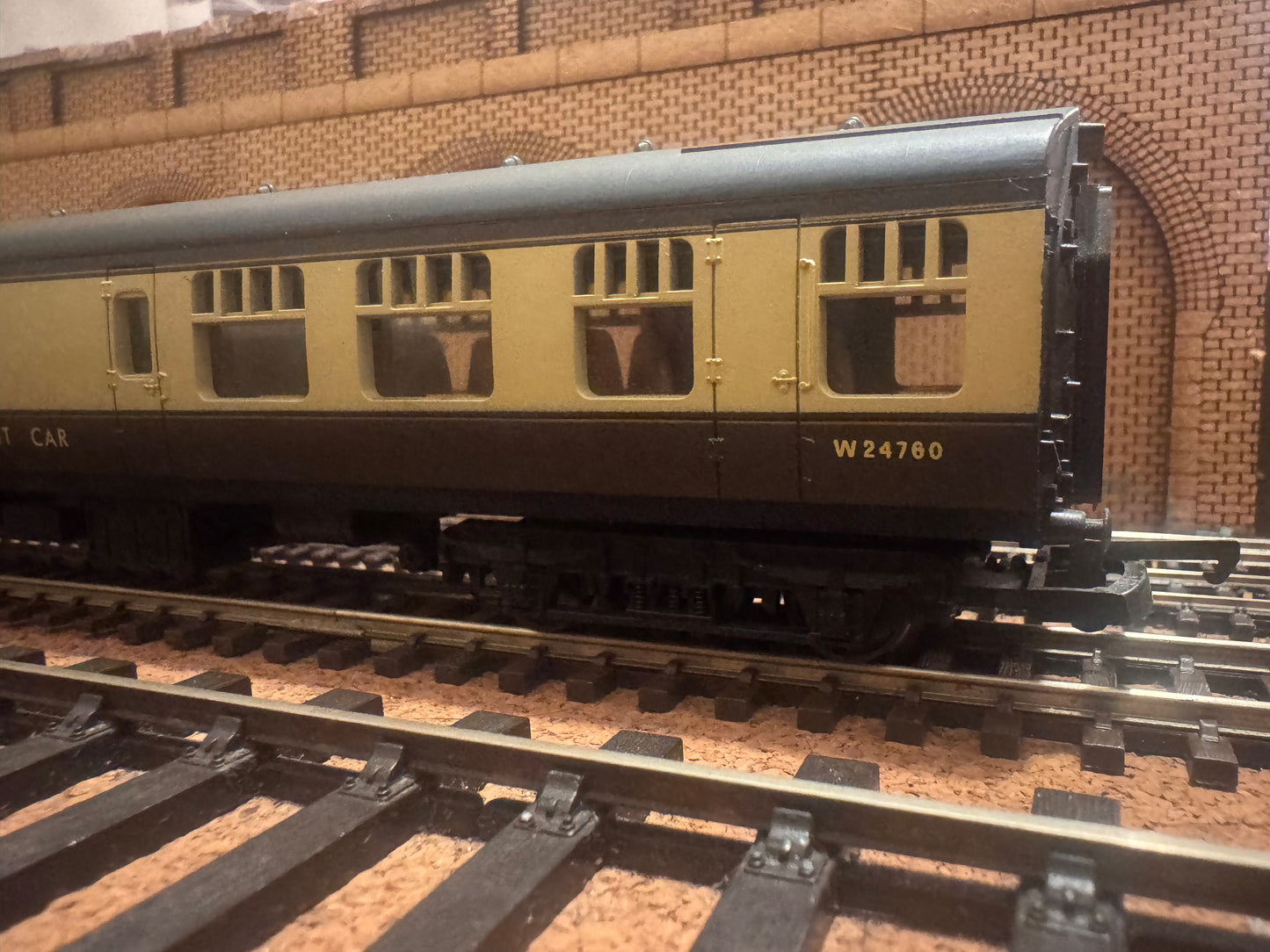 Lima L305322 (OO) British Railway MK1 Restaurant Car No.W24760 in BR Western Region ‘Chocolate & Cream