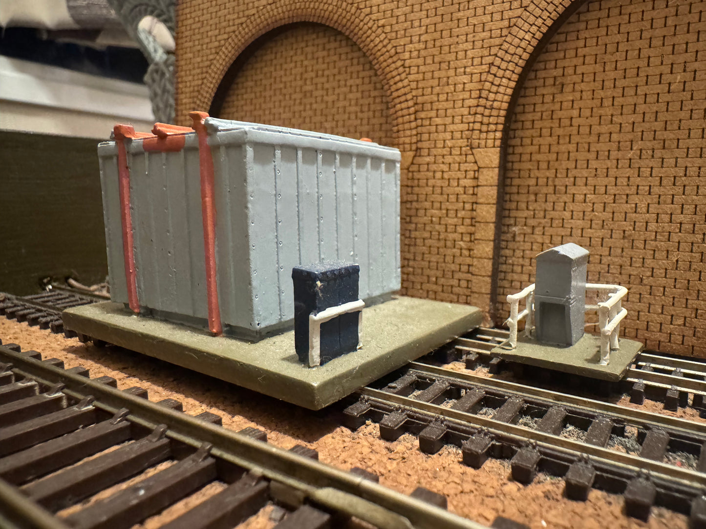 Hornby Skaledale R8675 (OO) Modern Lineside Hut & AWS Box Set