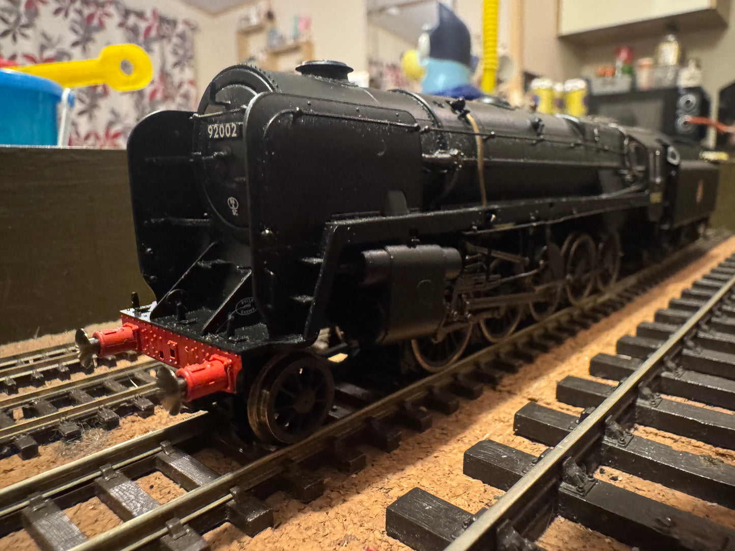 Hornby R30132 (OO) British Railways Standard 9F, No.92002 in BR Unlined Black & Early Crest. DCC Ready. (Shed Allocation, 86A Ebbw Junction)