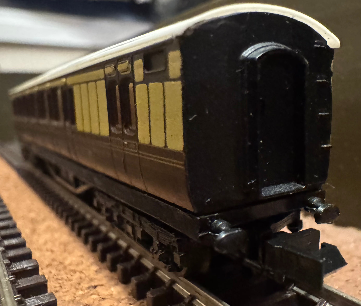 Graham Farish No. 0614 (N Gauge) Great Western Railway, 57ft Composite Brake Suburban No.276 in GWR Chocolate & Cream.