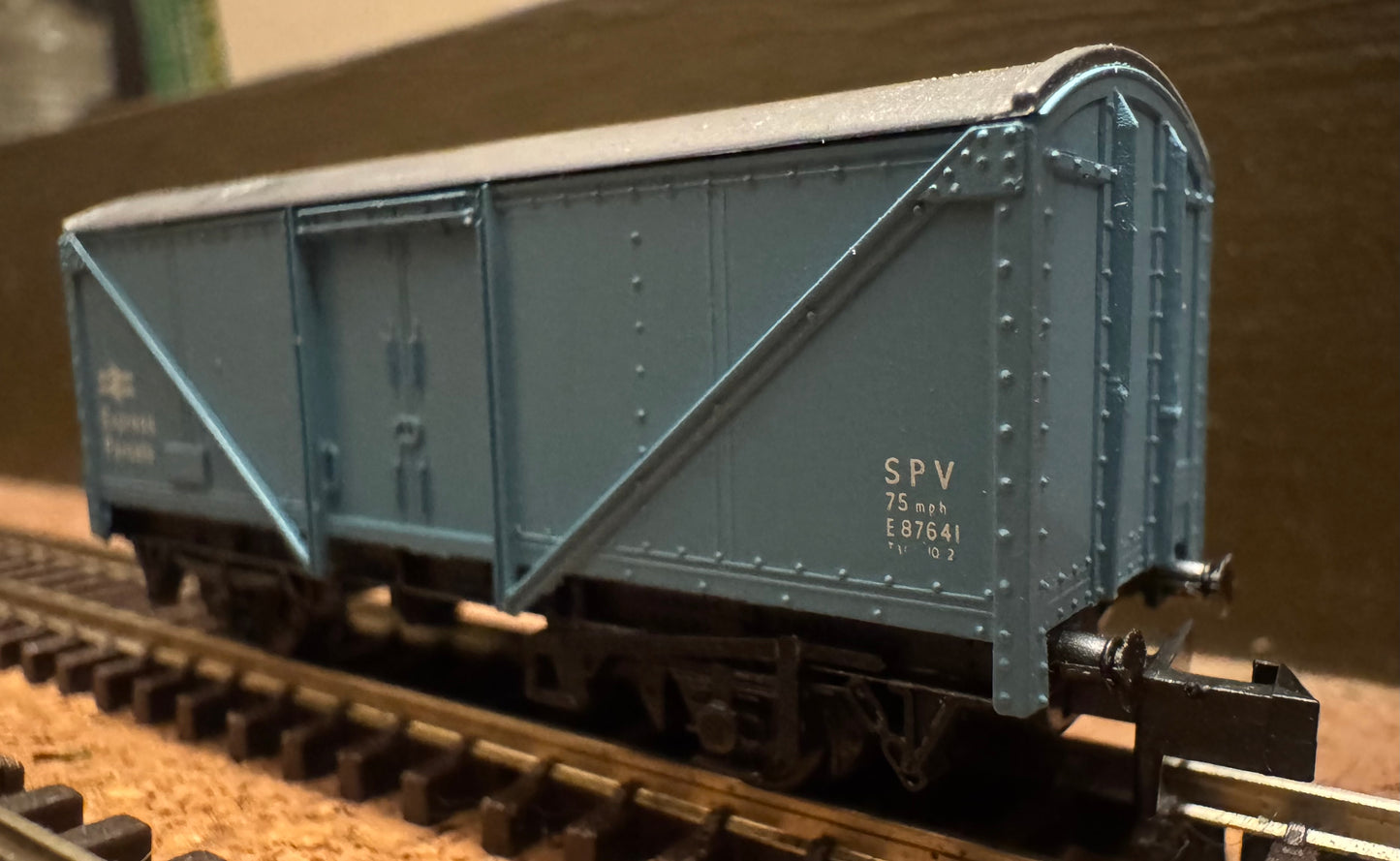Peco NR-9B (N Gauge) British Railways, SPV Parcels Van, No.E87641 in British Rail Express Parcels Blue