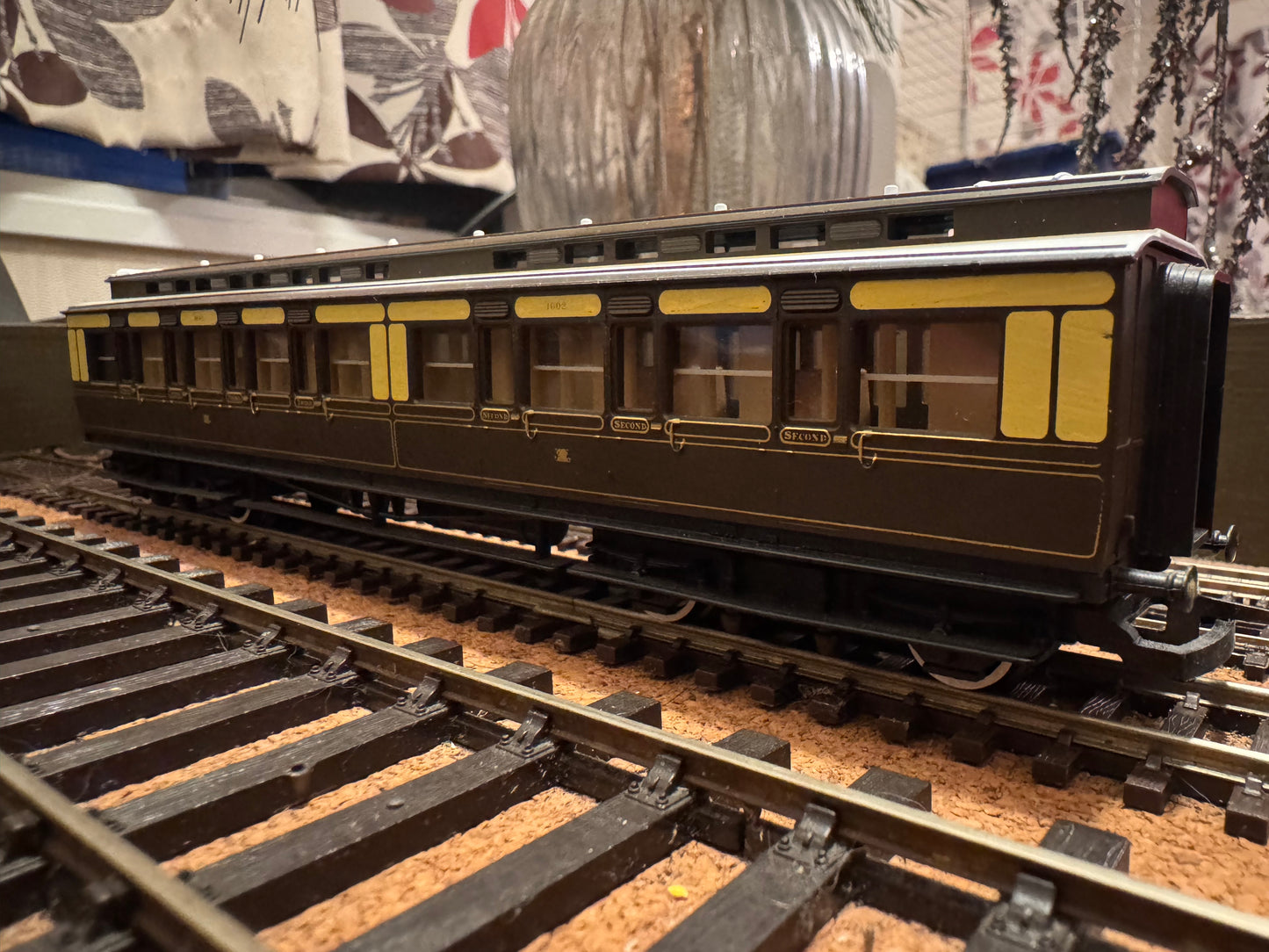 Hornby R.122 (OO) Great Western Railway ‘Dean’ Clerestory Composite Coach, in GWR 1880 - 1908 Chocolate & Cream with Gold Lining