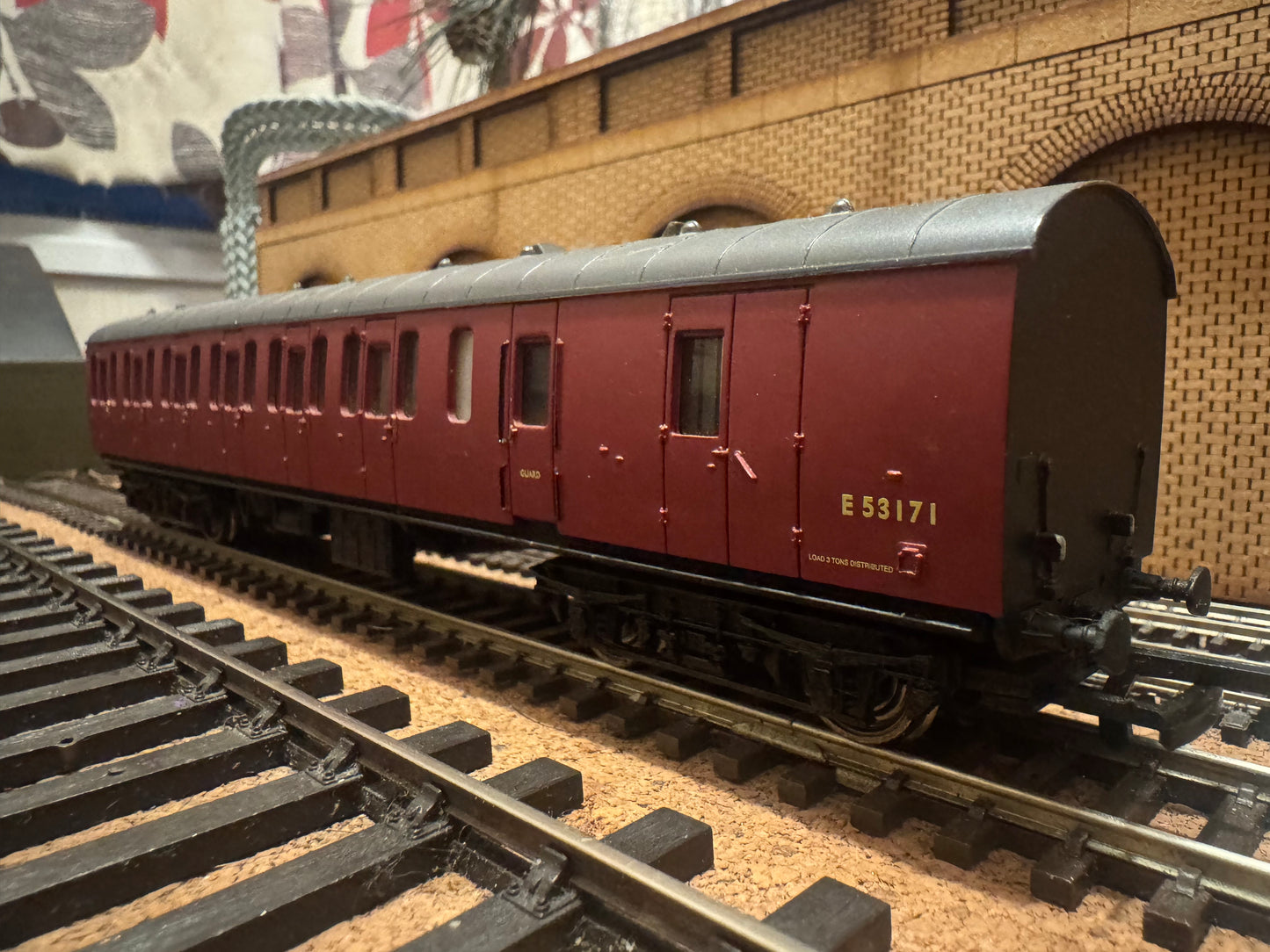 Bachmann 34-628A (OO) British Railways Mk1 57Ft Suburban Brake No.E53171 in BR Unlined Crimson.