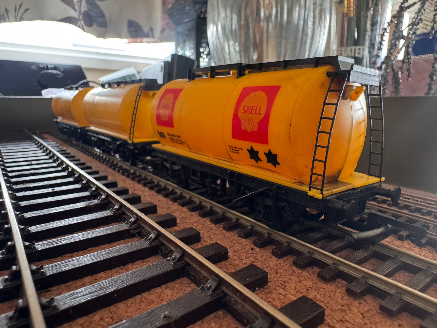 Hornby R132 (OO) Shell TTA Tank Bundle