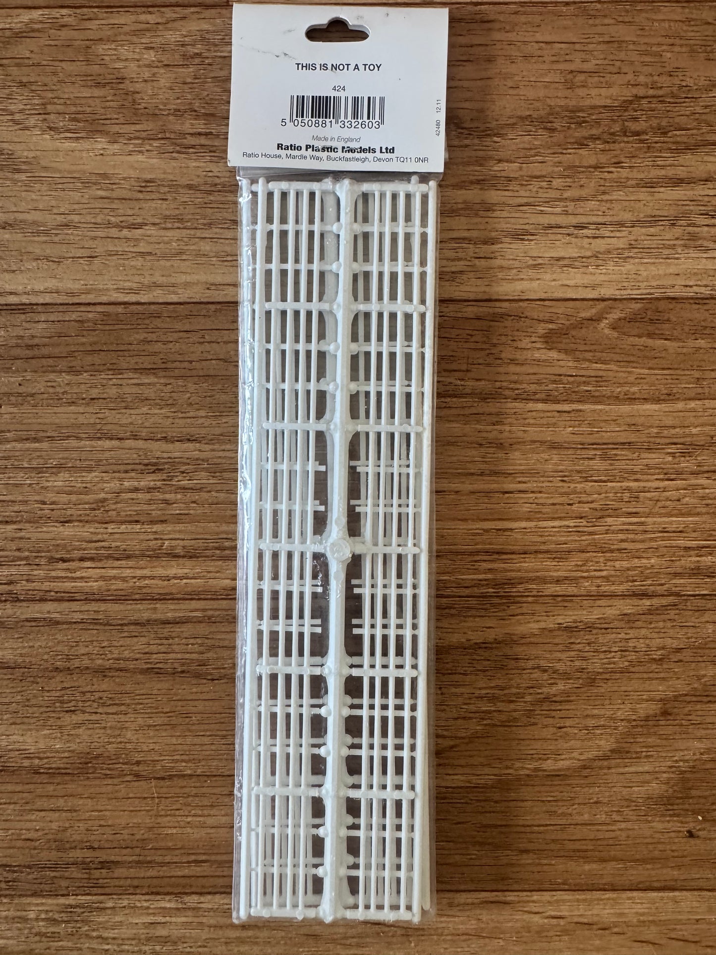 Ratio 424 (OO / 1:76) Wood Lineside Fencing In White Pack. Total Legth 86cm.