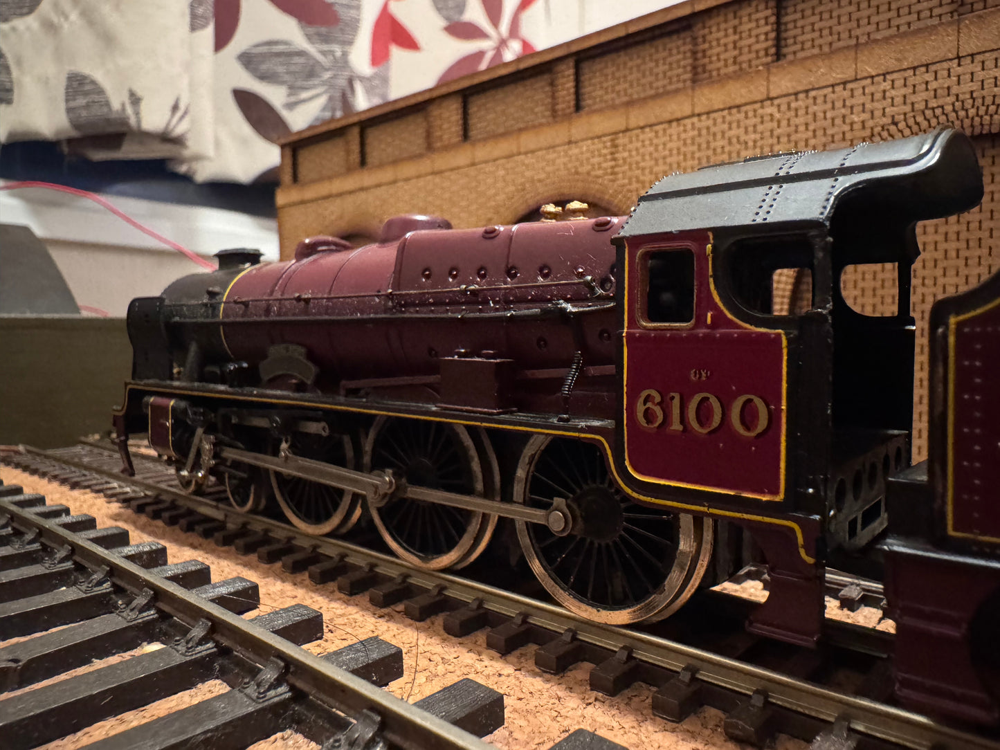 Mainline 37-080 (OO) Ex London Midland & Scottish Railway 6P ‘Royal Scot’ No.6100 “Royal Scot” in as preserved LMS Crimson Lake Livery, with Bell. 9V Sound fitted.