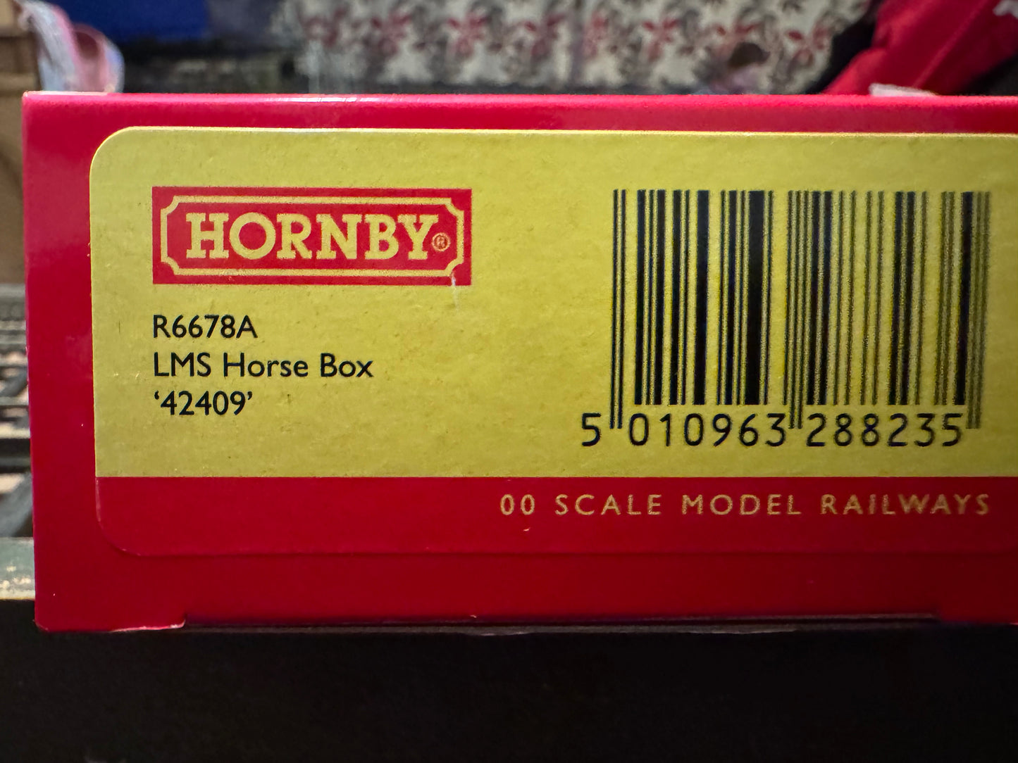 Hornby R6678A (OO) London Midland & Scottish Railway, Horse and Groom Box, No.42409 in LMS Crimson