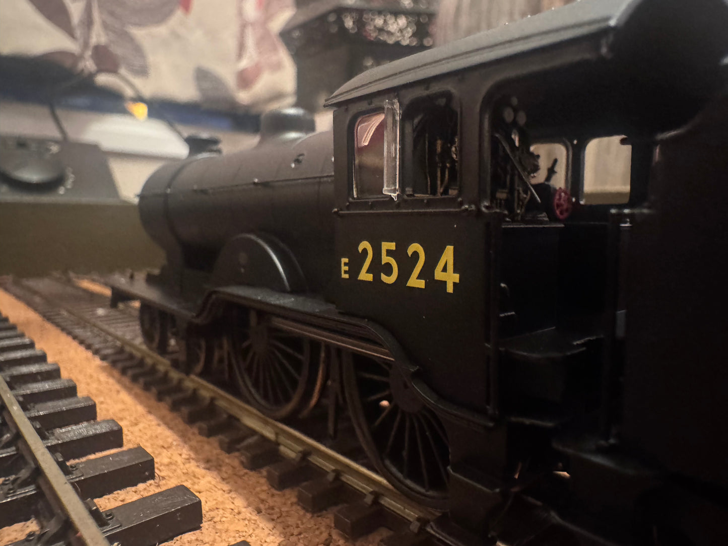 Hornby R3235 (OO) EX GER / LNER D16 ’Super Claud’ No.E2524 in LNER / British Railways change over unlined Black. DCC Ready.