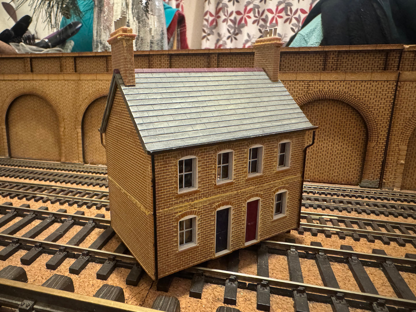 Manufacturer Unknown (OO / 1:76) Red Brick Semi Detached Houses
