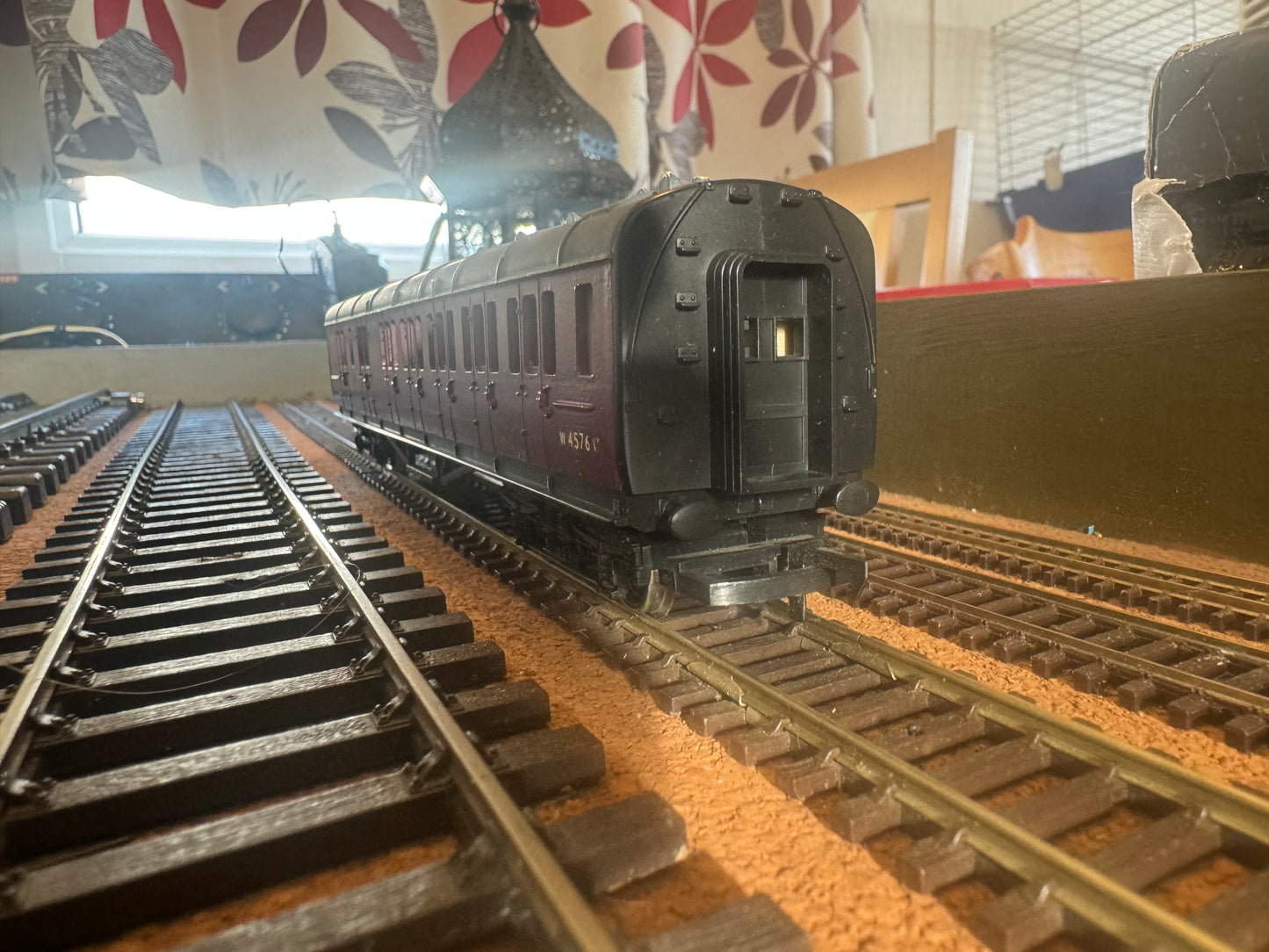 Hornby R.430 (OO) Ex GWR ‘Collett’ Third Class Brake Coach in Suburban Unlined British Railways Maroon