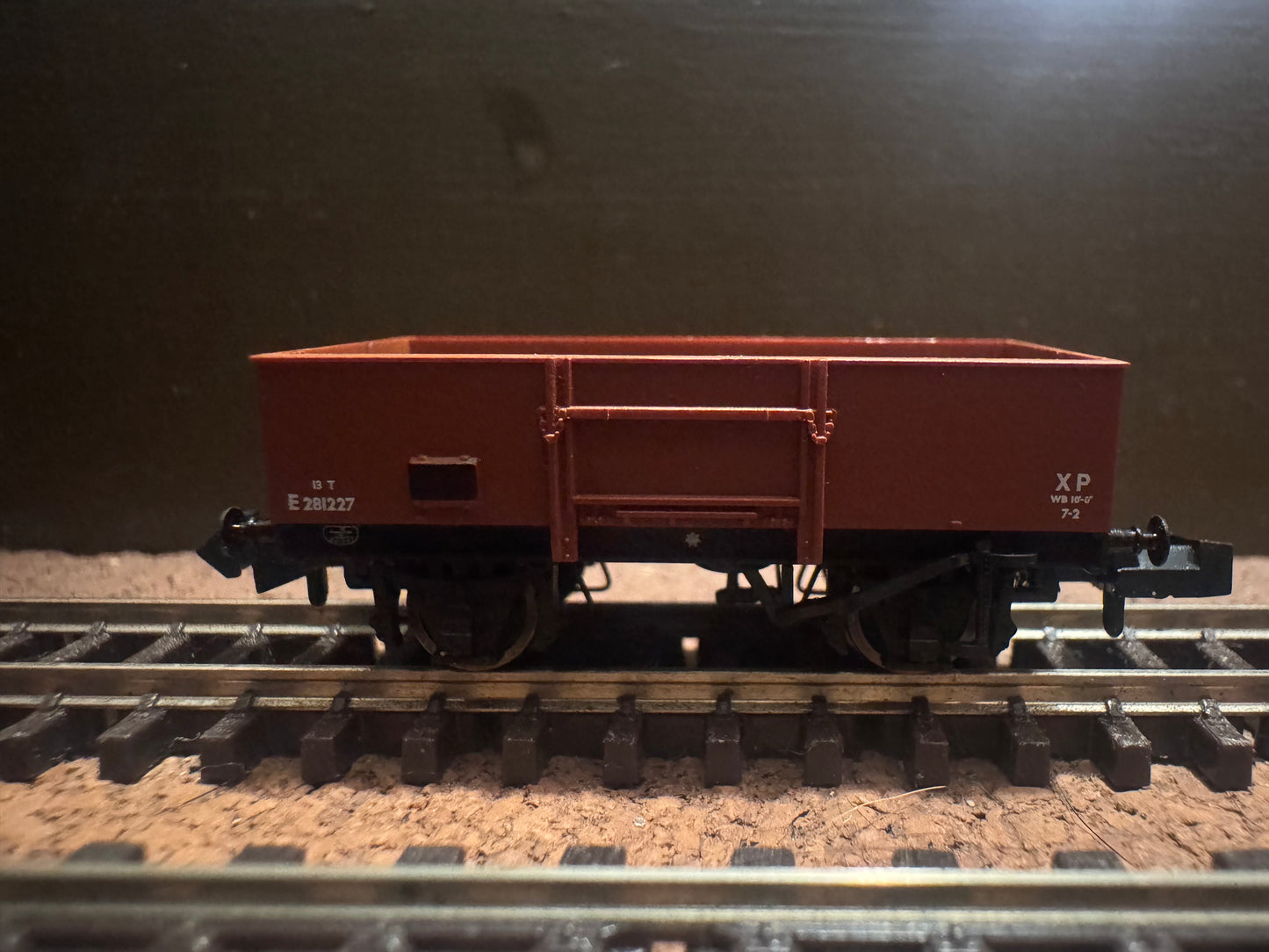 Graham Farish 377-952 (N Gauge) British Railways 13T High Sided Steel Open Wagon No.E281227 in BR Bauxite