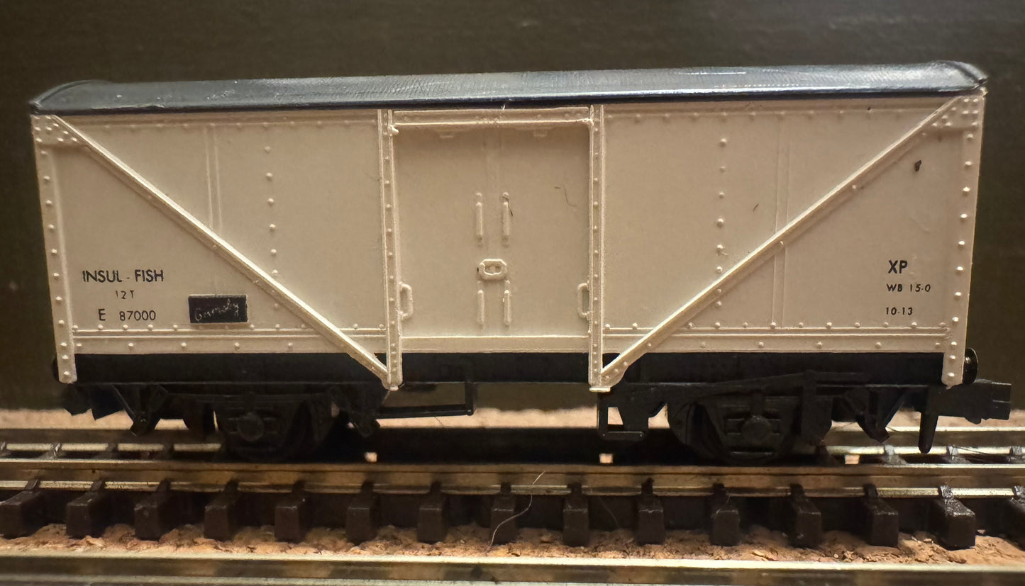Peco NR-6B (N Gauge) British Railways, 12ton Insulated Fish Van No.E87000 in BR White.