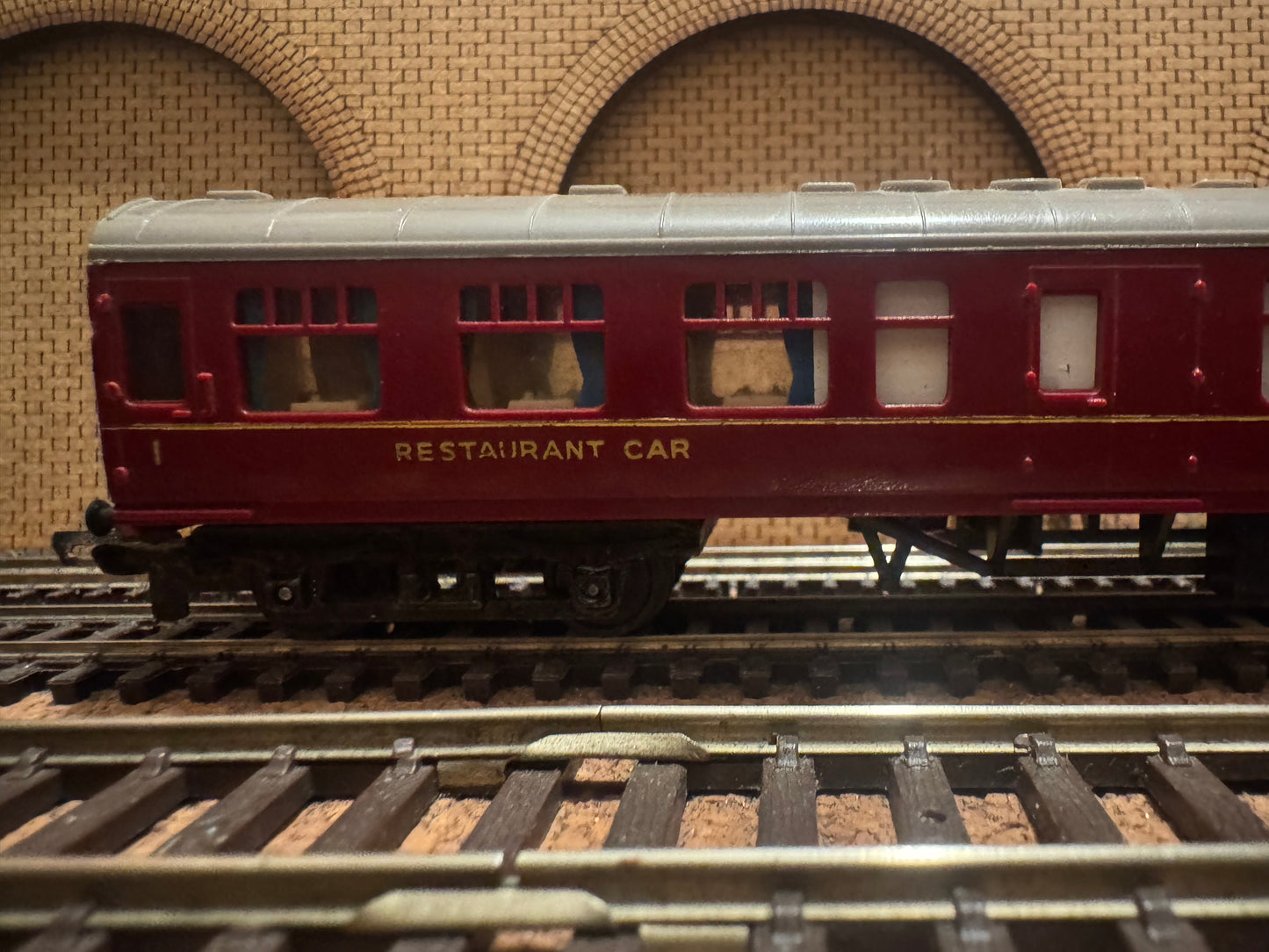 Tri-ang T-86 (TT) British Railways MK1 Restaurant Car No.W307 in BR Maroon