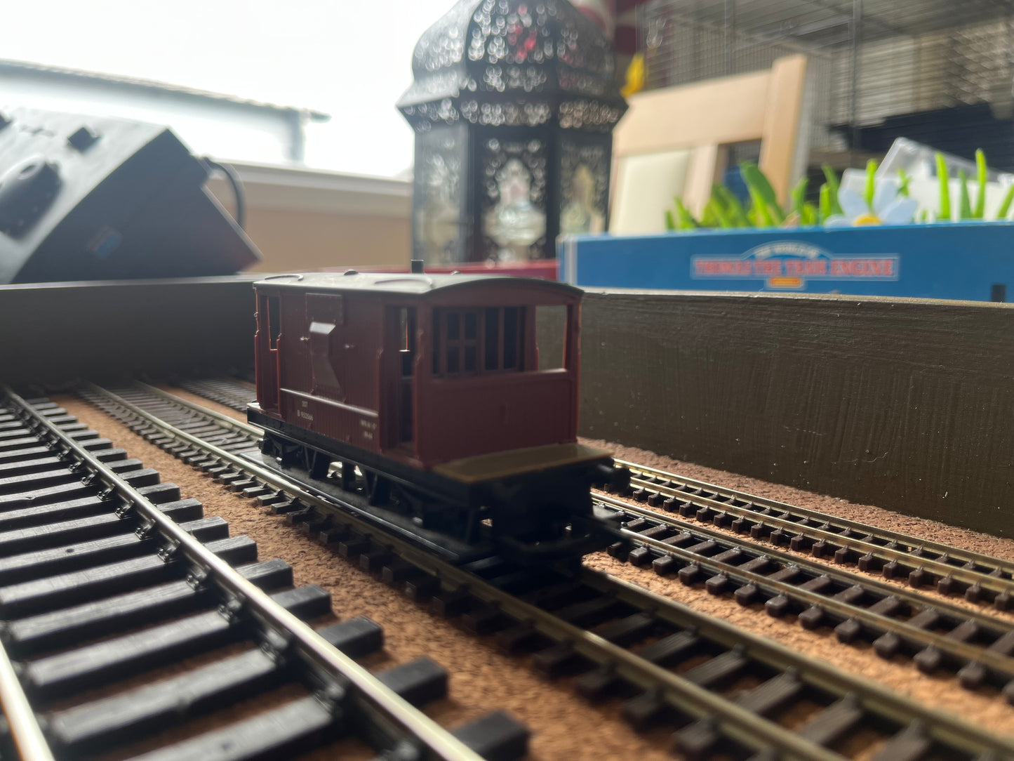 Hornby Railroad (OO) British Railways 20 Ton Brake-van No.B952566 in BR Bauxite