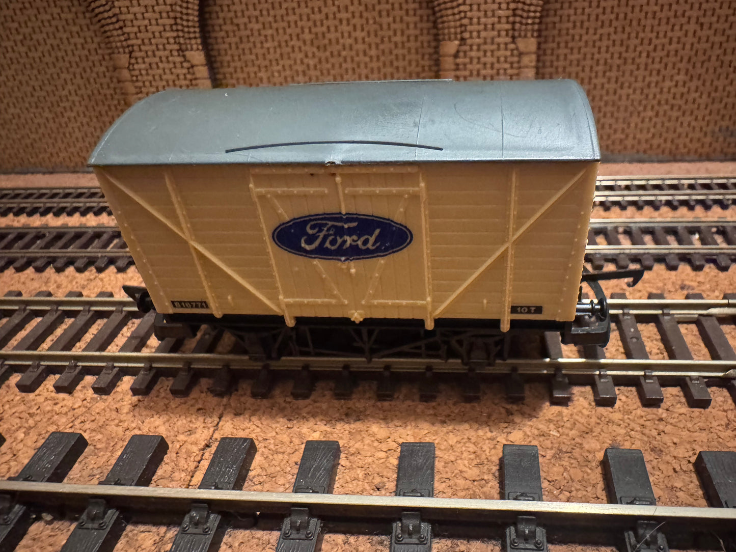 Lima (OO) Ex British Railways Vent Van. No.B16771 in Ford Motor Company Livery