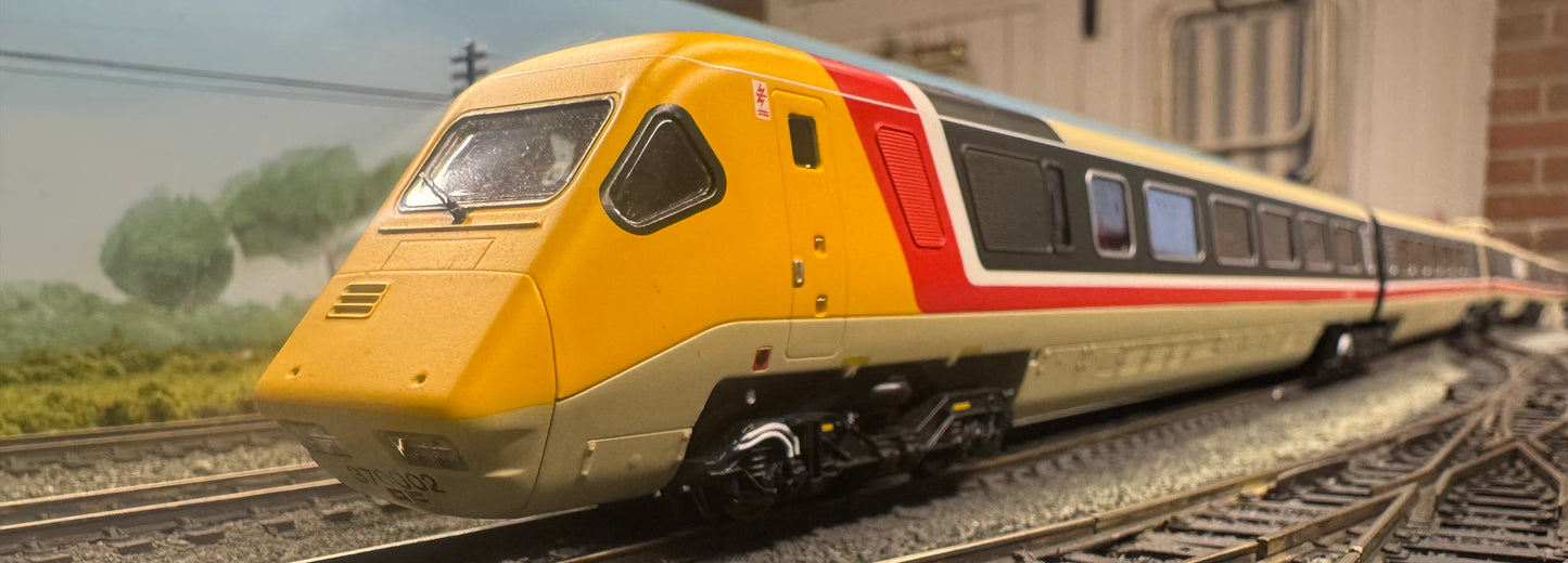 Hornby 30104 (OO) British Rail Class 370, Advanced Passenger Train No.370002 in BR Intercity livery, 5 car set. DCC Ready