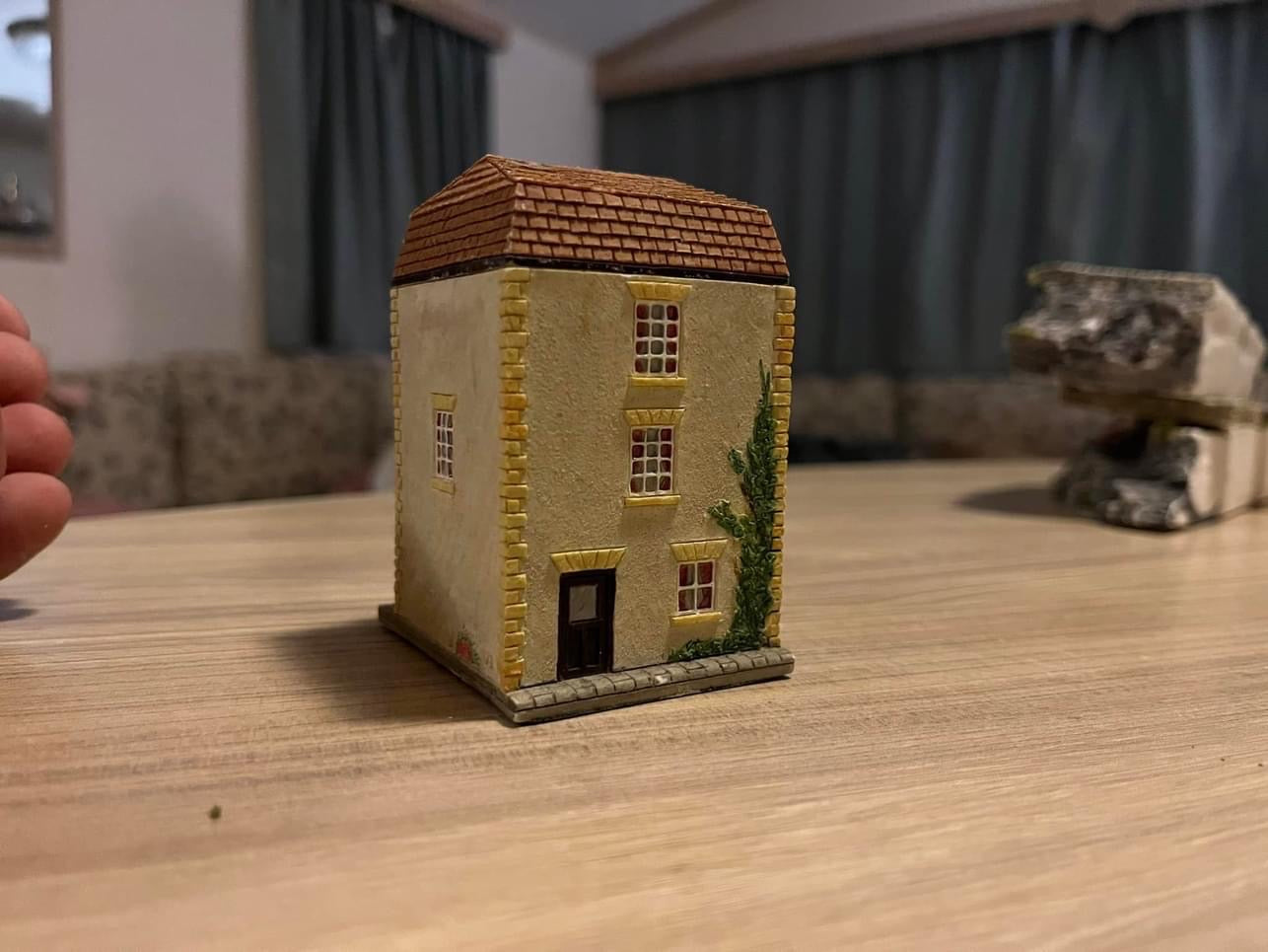 Willow Hall, N Gauge, Antique shop.