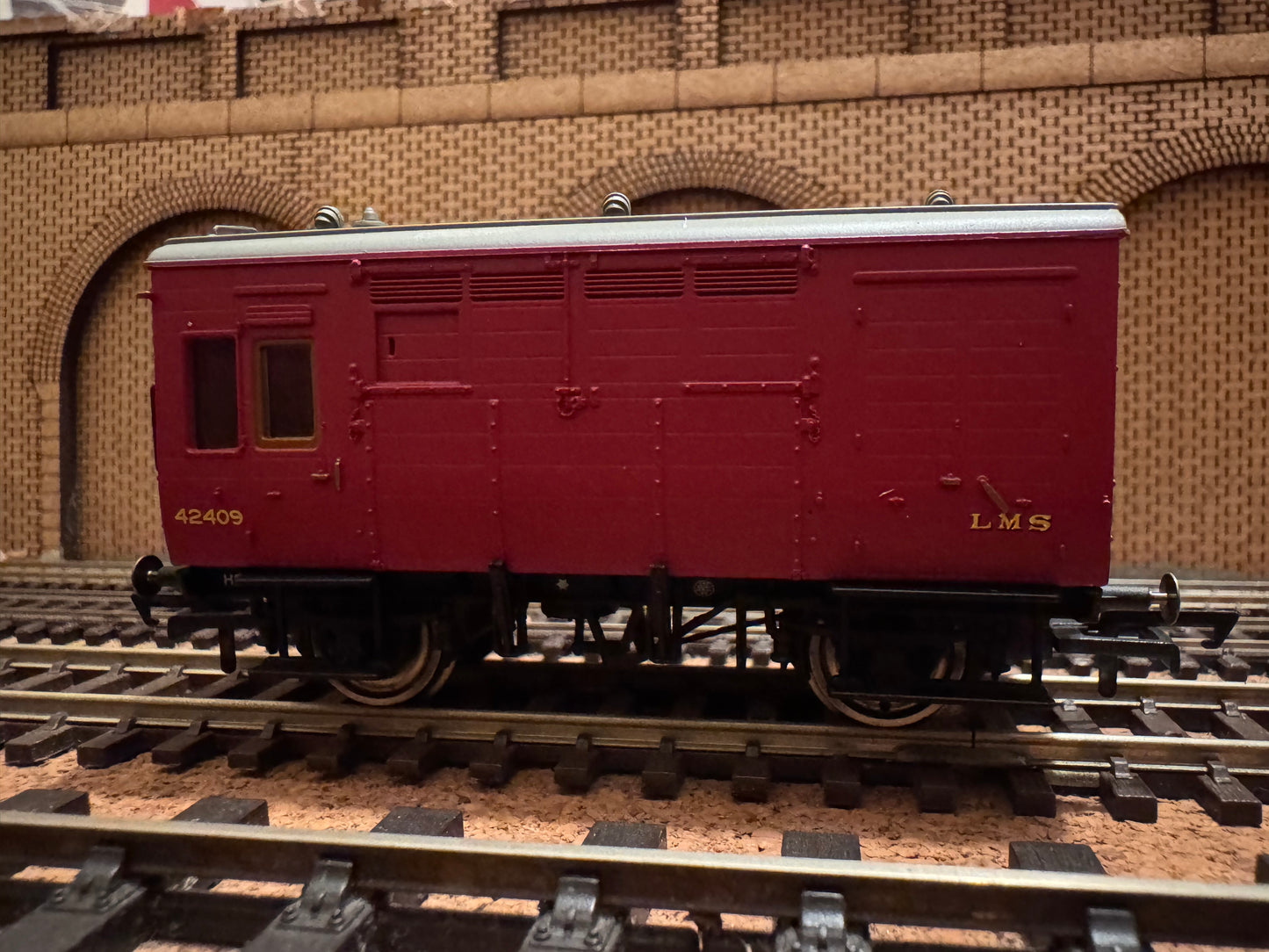 Hornby R6678A (OO) London Midland & Scottish Railway, Horse and Groom Box, No.42409 in LMS Crimson