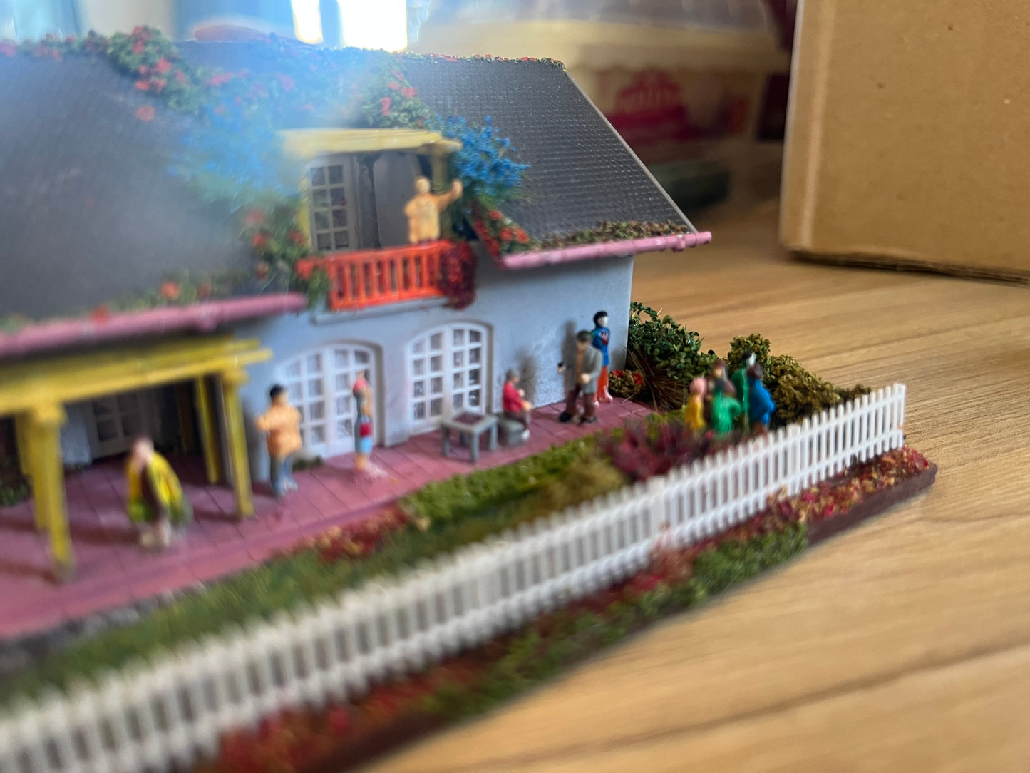 Manufacturer unknown. (N Gauge) Large Alpine style house diorama.