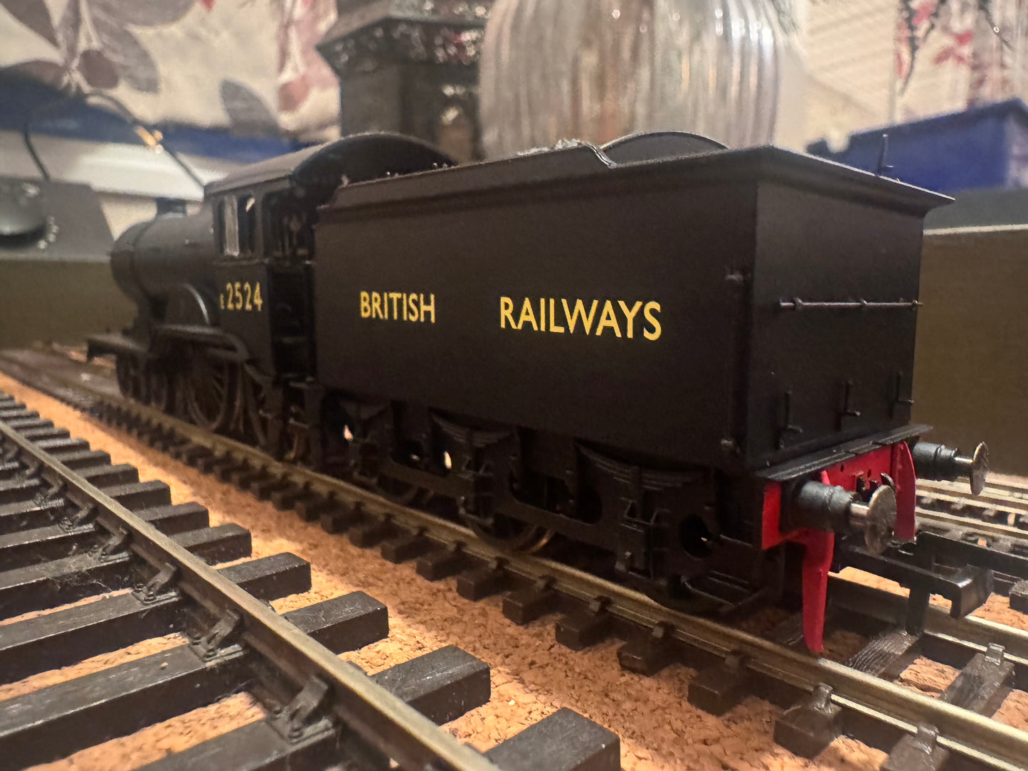 Hornby R3235 (OO) EX GER / LNER D16 ’Super Claud’ No.E2524 in LNER / British Railways change over unlined Black. DCC Ready.