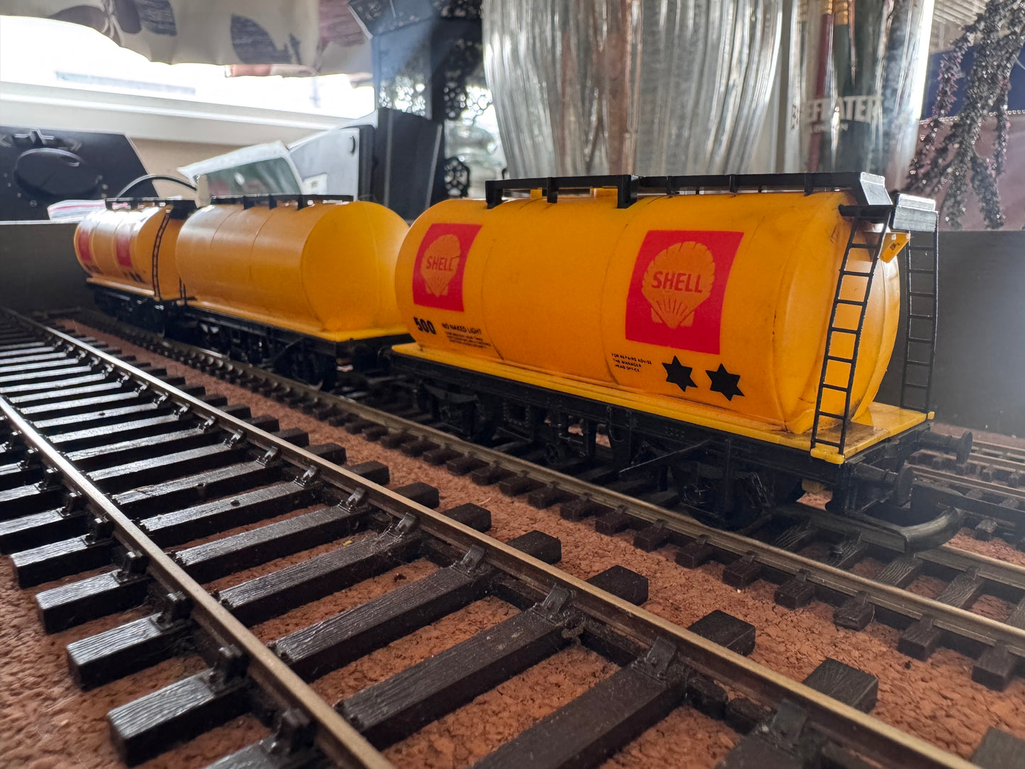 Hornby R132 (OO) Shell TTA Tank Bundle