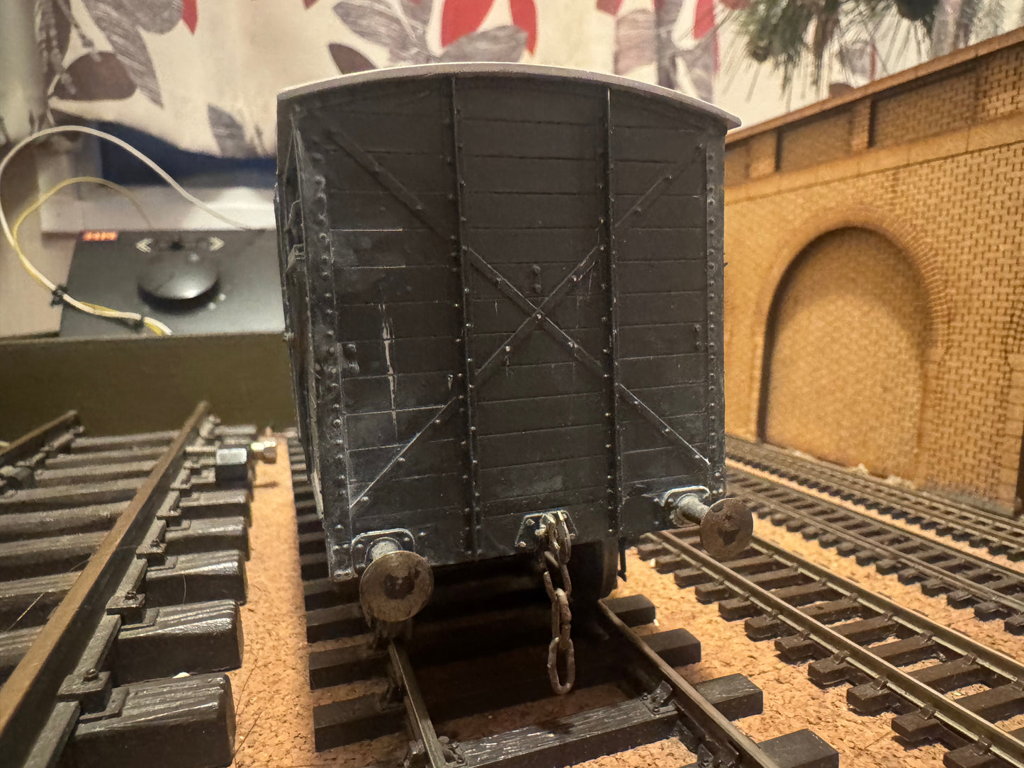 Slaters 7054 (O Gauge) Great Western Railway 8T Cattle Wagon No.37308 in weathered GWR Grey.