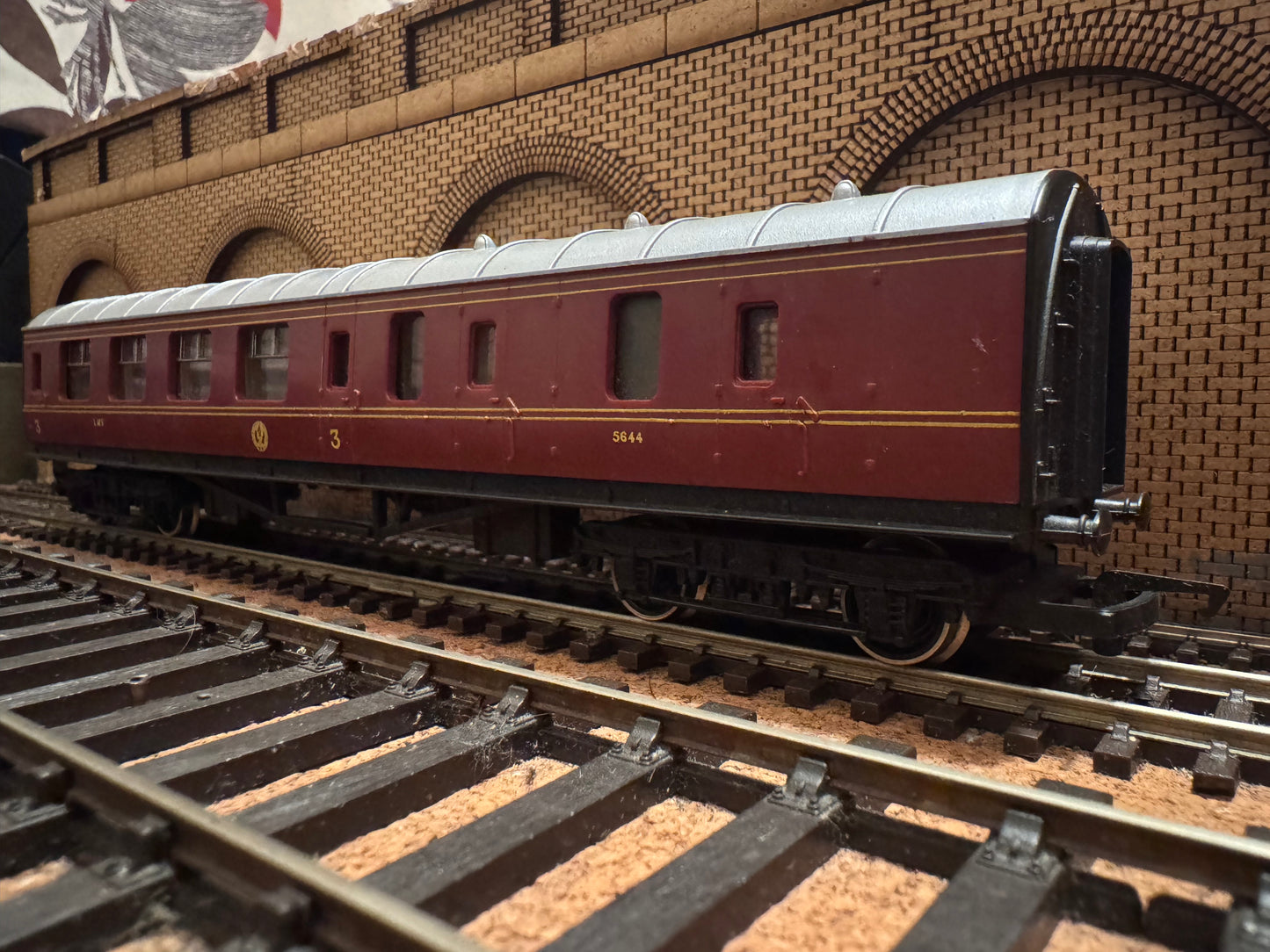 Hornby R475 (OO) London Midland & Scottish Railway ‘Stanier’ Corridor 3rd Brake No.5644 in LMS Lined Crimson