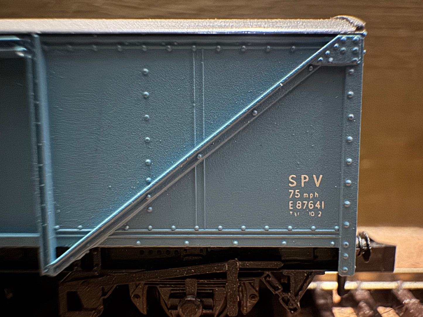 Peco NR-9B (N Gauge) British Railways, SPV Parcels Van, No.E87641 in British Rail Express Parcels Blue