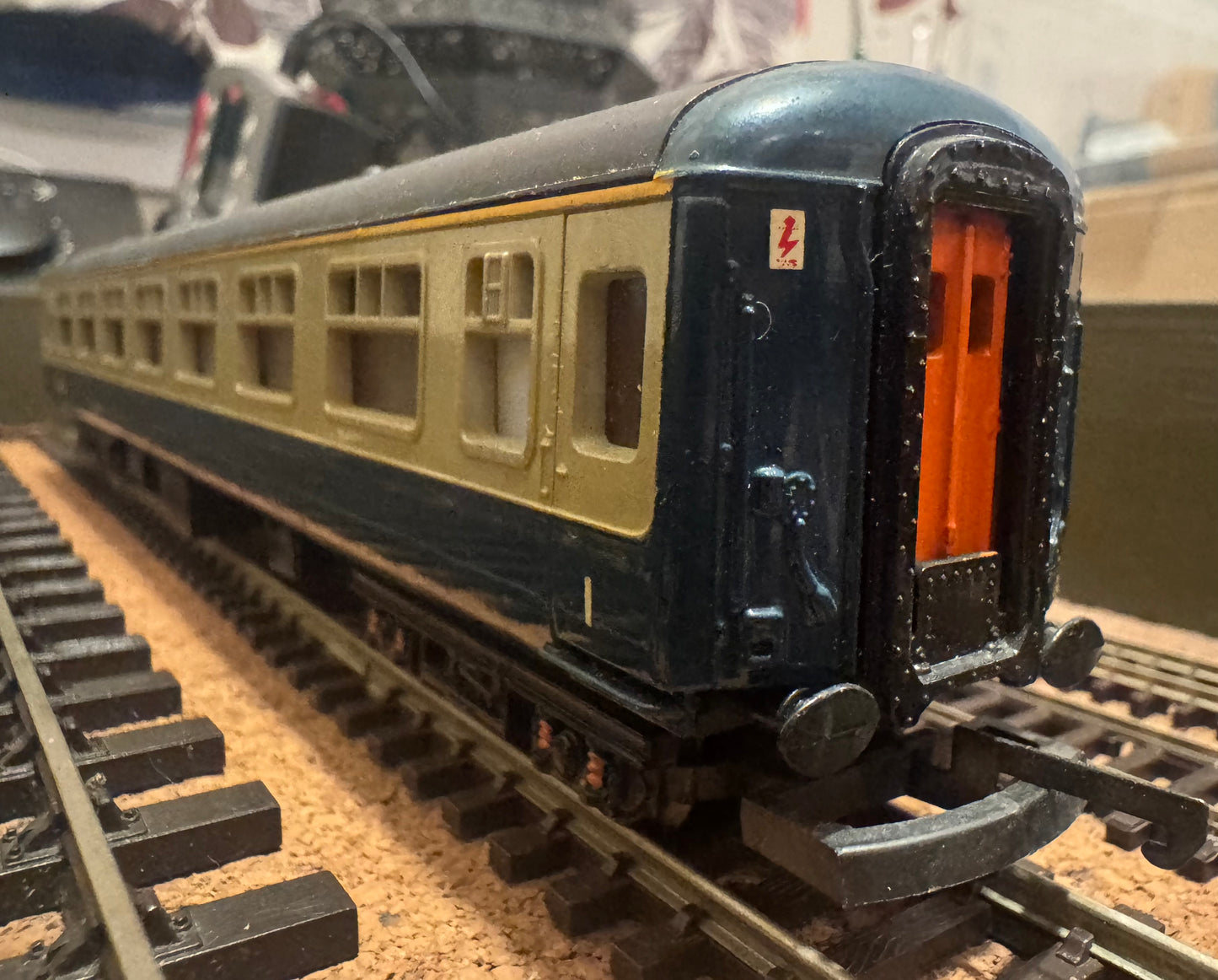 Lima 305301 (OO) British Rail, MK2B Corridor First in BR Intercity Blue Grey. (No Running Number) Gloss Finish