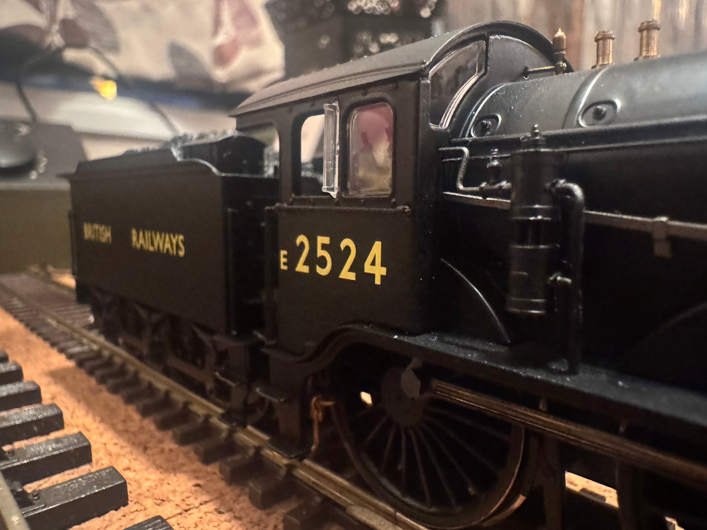 Hornby R3235 (OO) EX GER / LNER D16 ’Super Claud’ No.E2524 in LNER / British Railways change over unlined Black. DCC Ready.