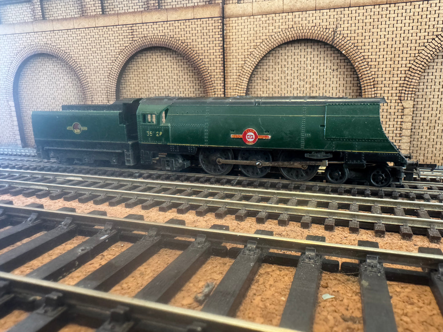 Tri-ang T.93 / T.94 (TT) Ex SR, Un-rebuilt Merchant Navy No.35028 “Clan Line” in British Railways Lined Passenger Green
