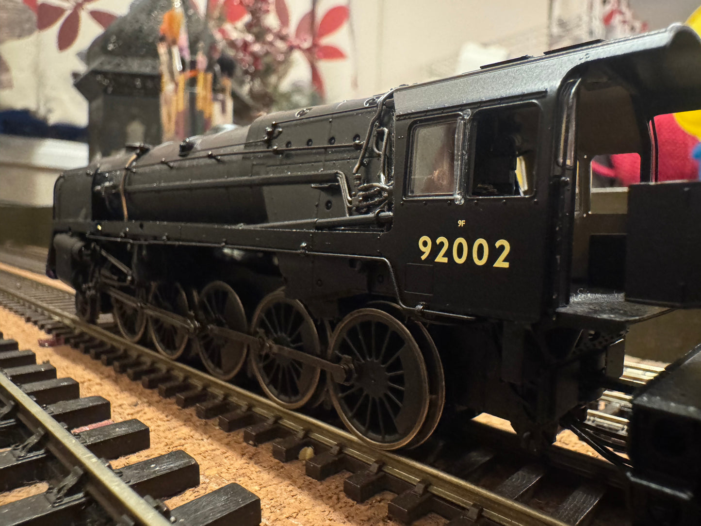 Hornby R30132 (OO) British Railways Standard 9F, No.92002 in BR Unlined Black & Early Crest. DCC Ready. (Shed Allocation, 86A Ebbw Junction)