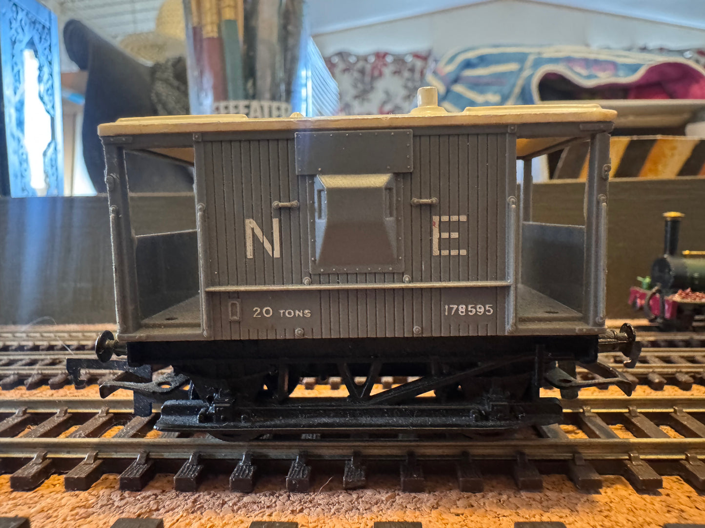 Hornby R.215 (OO) LNER 20T Brake Van No.178595 in NE Post War Grey.