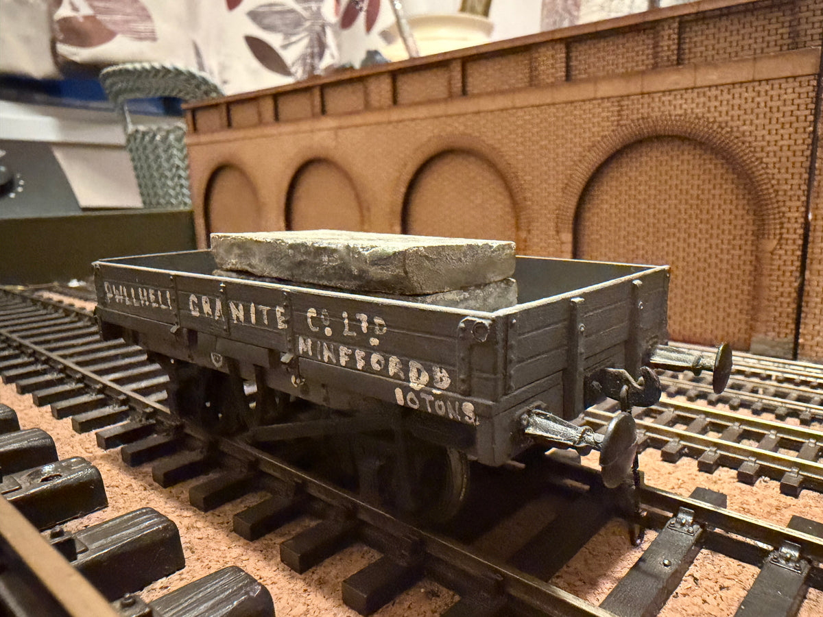 Three Aitch Mouldings (O Gauge) Pwllheli Granite Co Ltd of Minffordd 10T Three Plank Wagon with Load