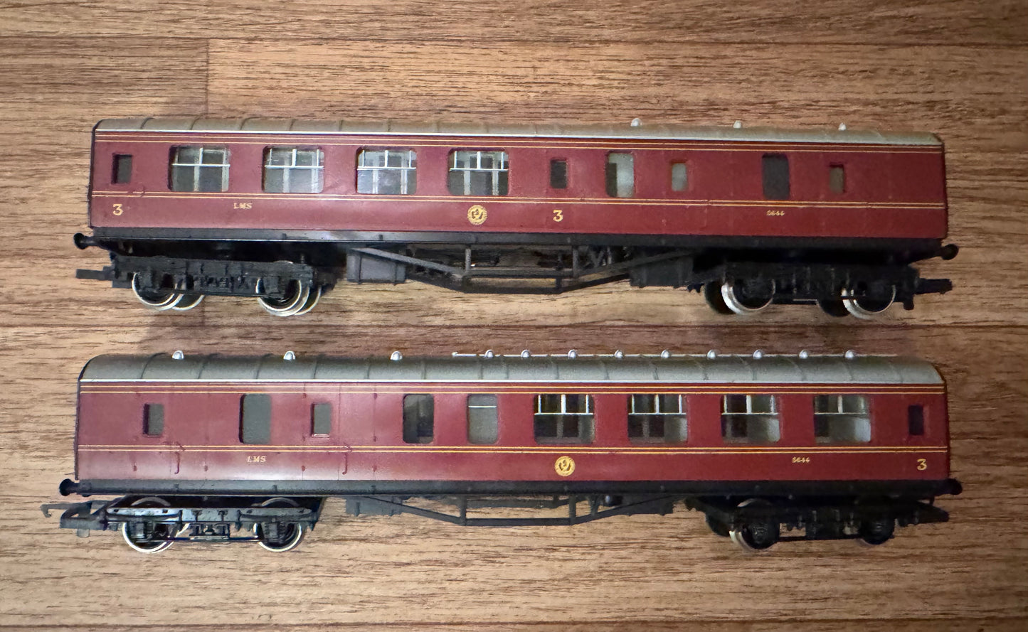 Hornby R475 (OO) London Midland & Scottish Railway ‘Stanier’ Corridor 3rd Brake No.5644 in LMS Lined Crimson