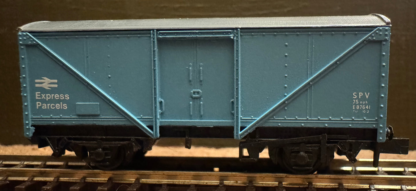 Peco NR-9B (N Gauge) British Railways, SPV Parcels Van, No.E87641 in British Rail Express Parcels Blue