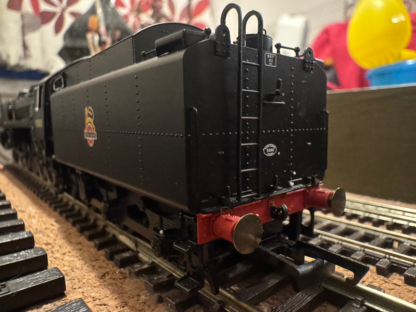 Hornby R30132 (OO) British Railways Standard 9F, No.92002 in BR Unlined Black & Early Crest. DCC Ready. (Shed Allocation, 86A Ebbw Junction)