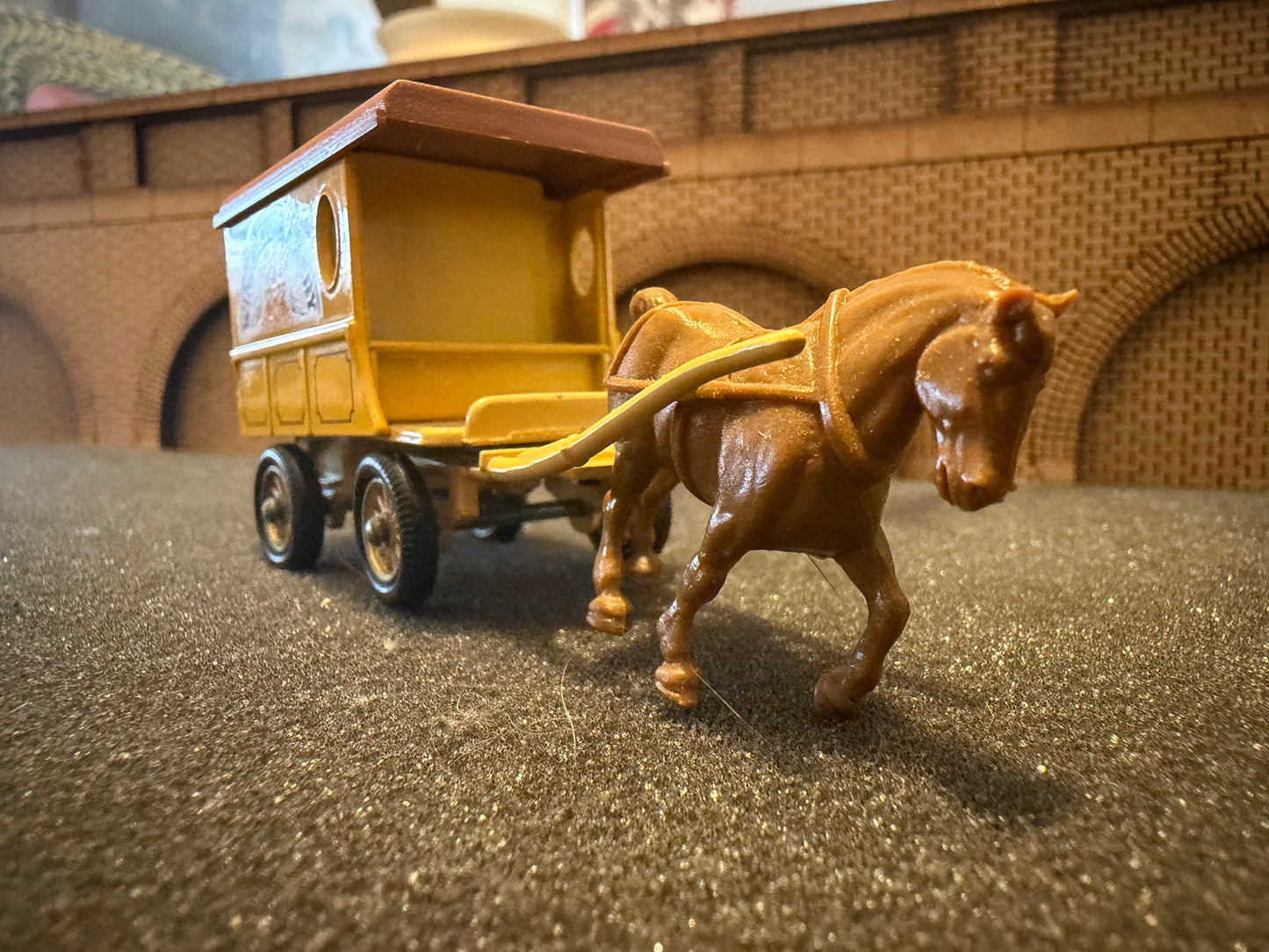 Busch Automodelle 44930 (1:87 / HO) Heuwagen / Horse & Wagon in Windmill Bakery Colours