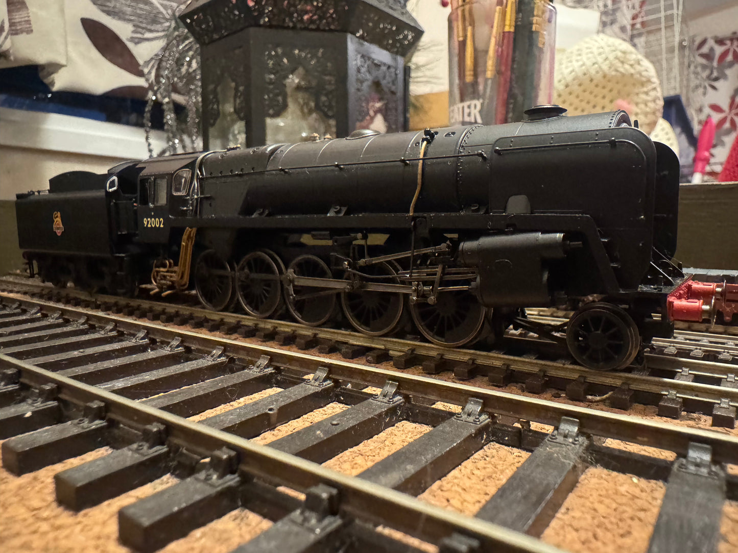 Hornby R30132 (OO) British Railways Standard 9F, No.92002 in BR Unlined Black & Early Crest. DCC Ready. (Shed Allocation, 86A Ebbw Junction)